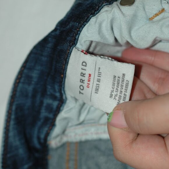 Torrid Boyfriend Jeans – Flaw - Medium Wash Stretch Denim Cropped Plus Size 18 - Picture 11 of 16